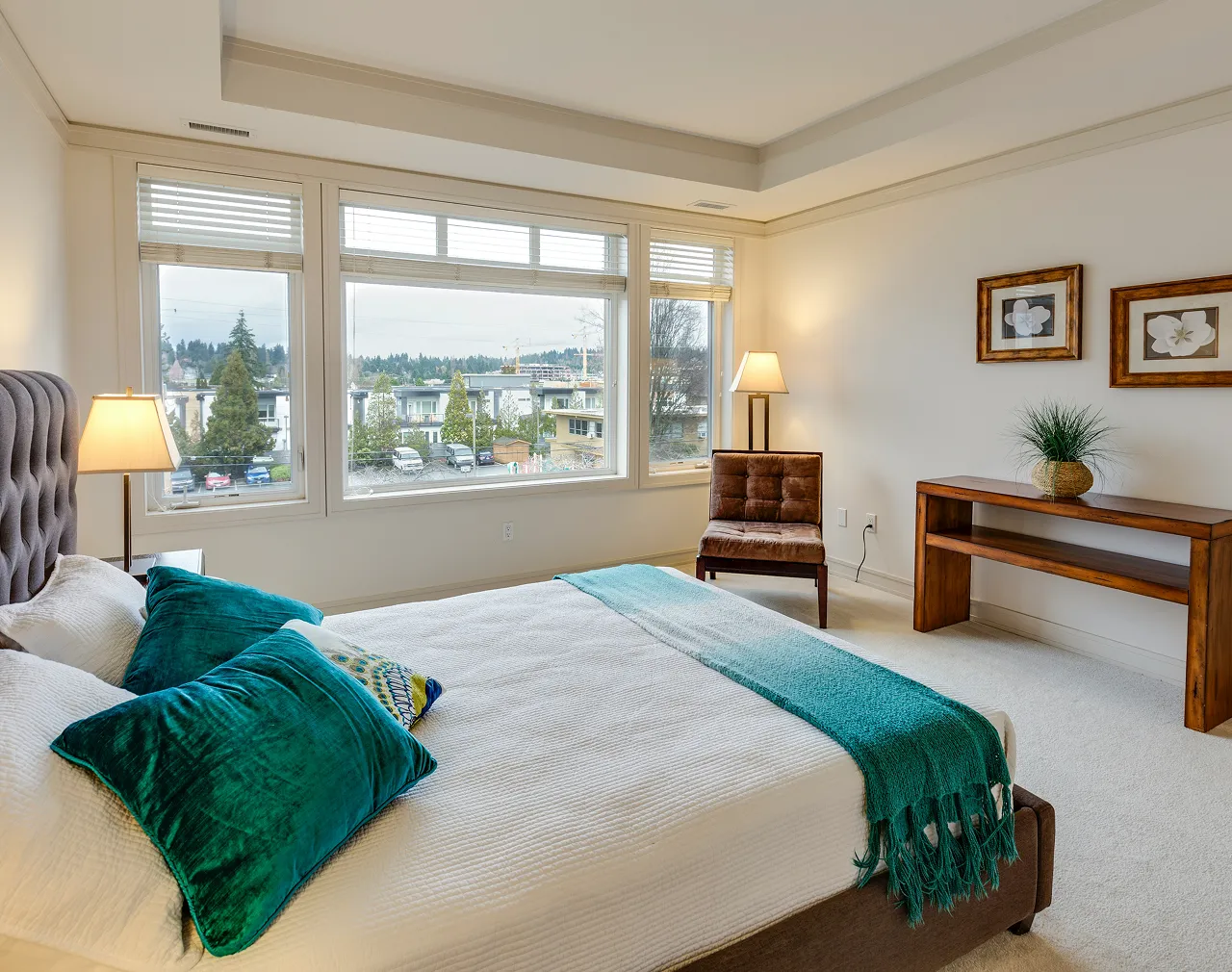 民泊のイメージ画像。手前にベッドが置かれている。向かいに窓があり、その手前に椅子が置いてある。